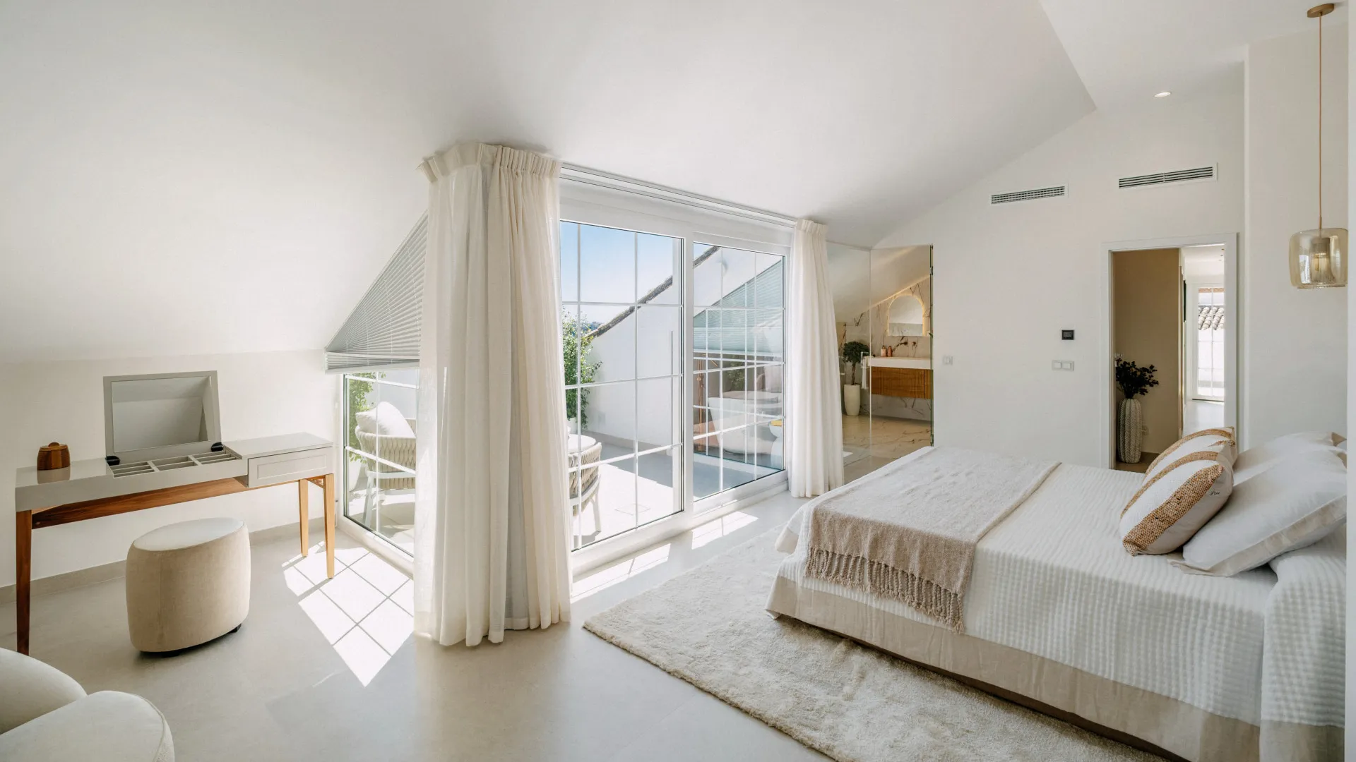 Atico duplex con 5 dormitorios en venta en Las Lolas