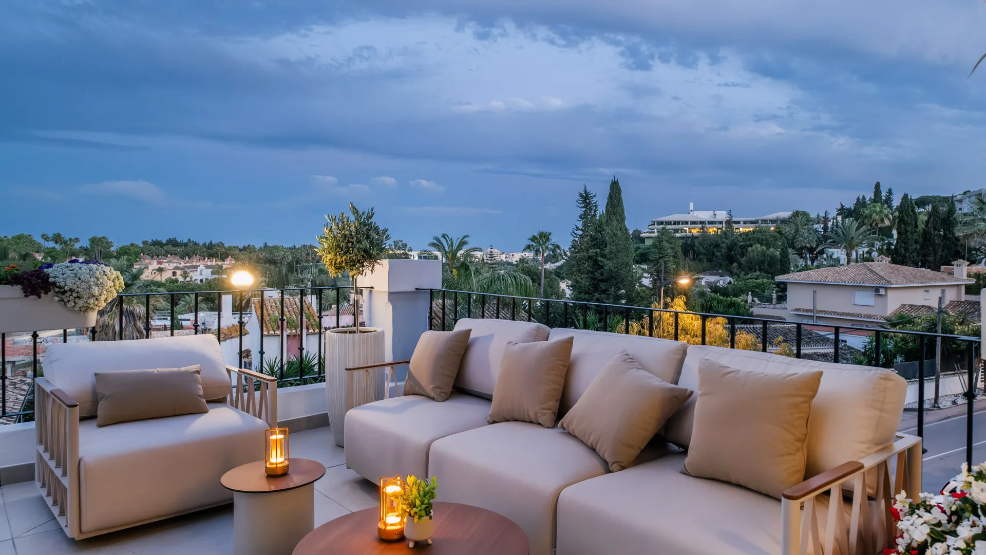 Atico duplex con 5 dormitorios en venta en Las Lolas