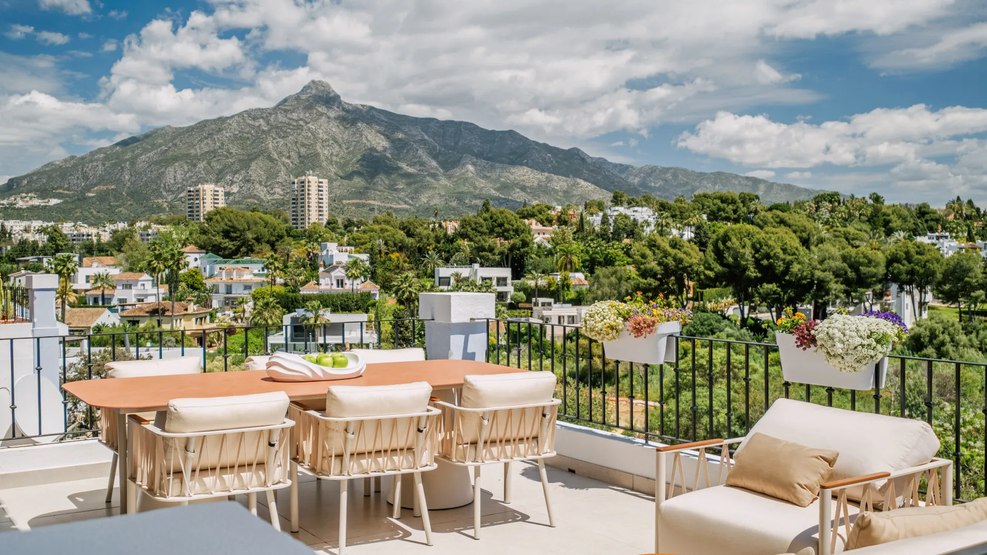 Atico duplex con 5 dormitorios en venta en Las Lolas