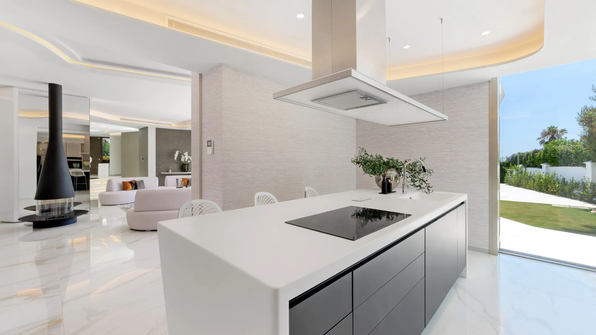 6 bedrooms villa in Los Monteros Playa for sale