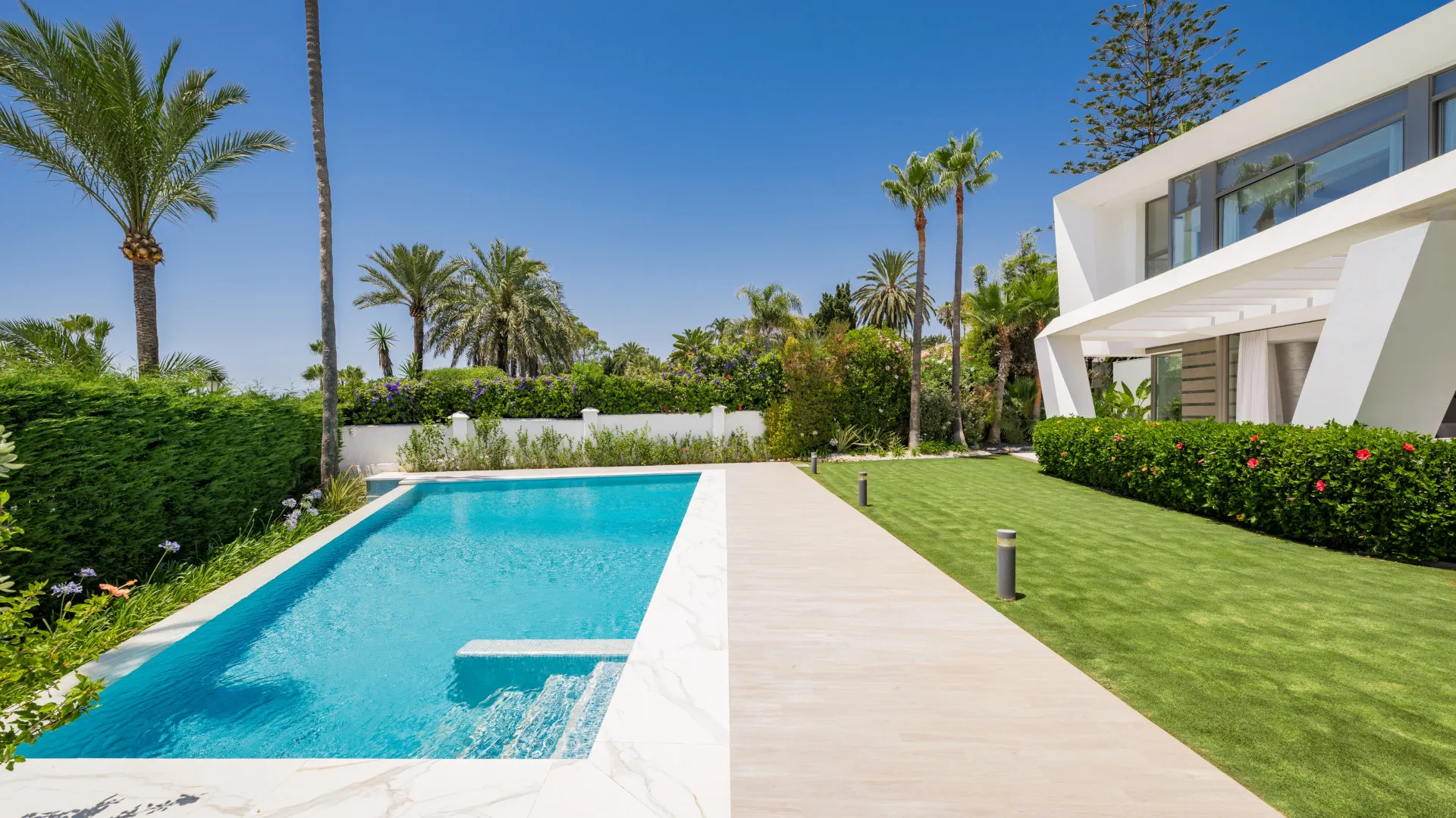 6 bedrooms villa in Los Monteros Playa for sale