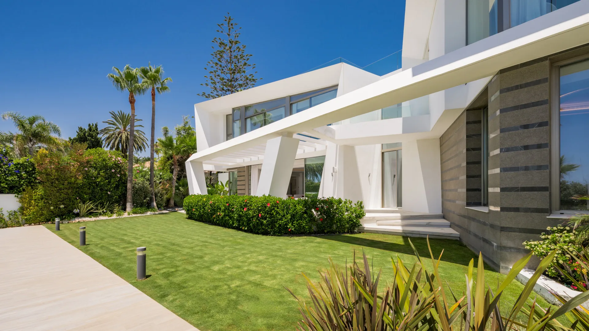 6 bedrooms villa in Los Monteros Playa for sale