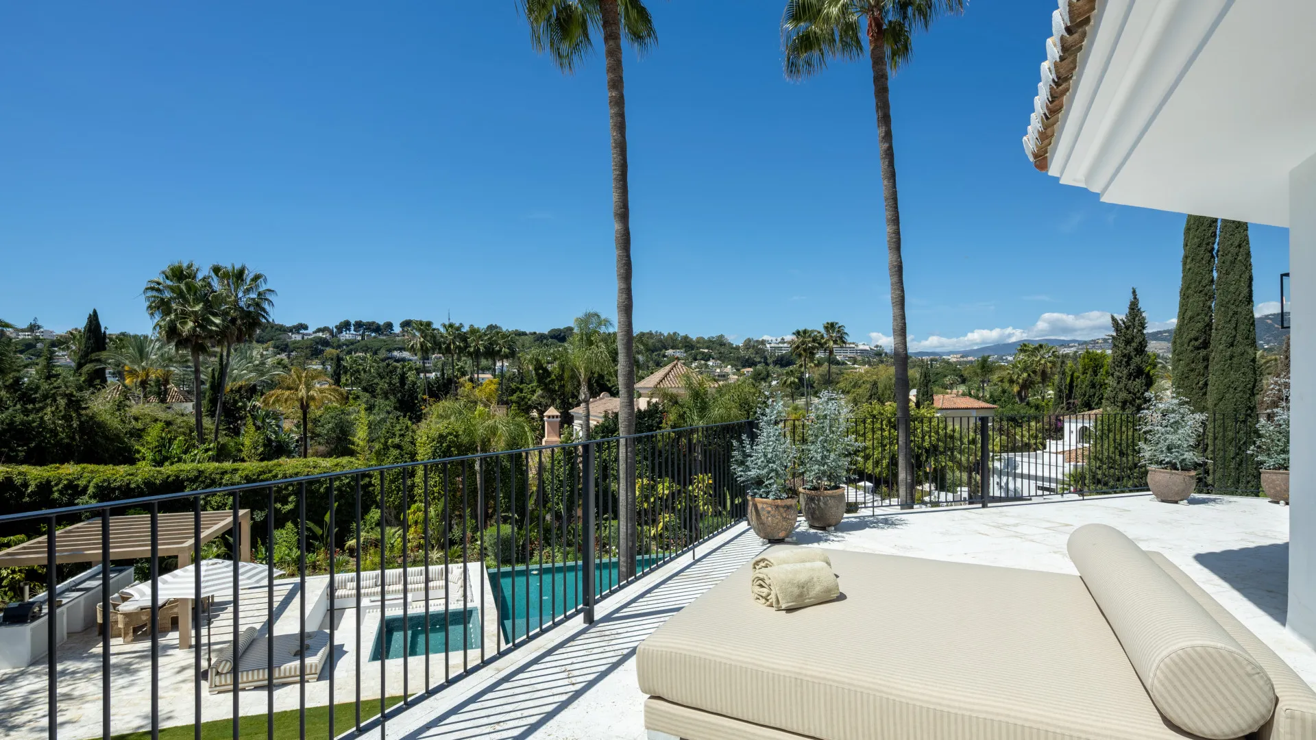 Villa for sale in Las Brisas with 5 bedrooms