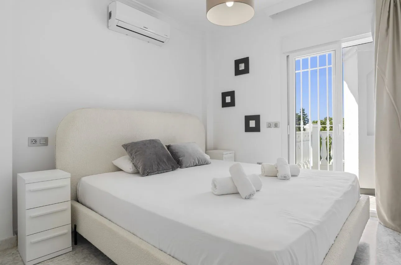 Villa en venta en Elviria