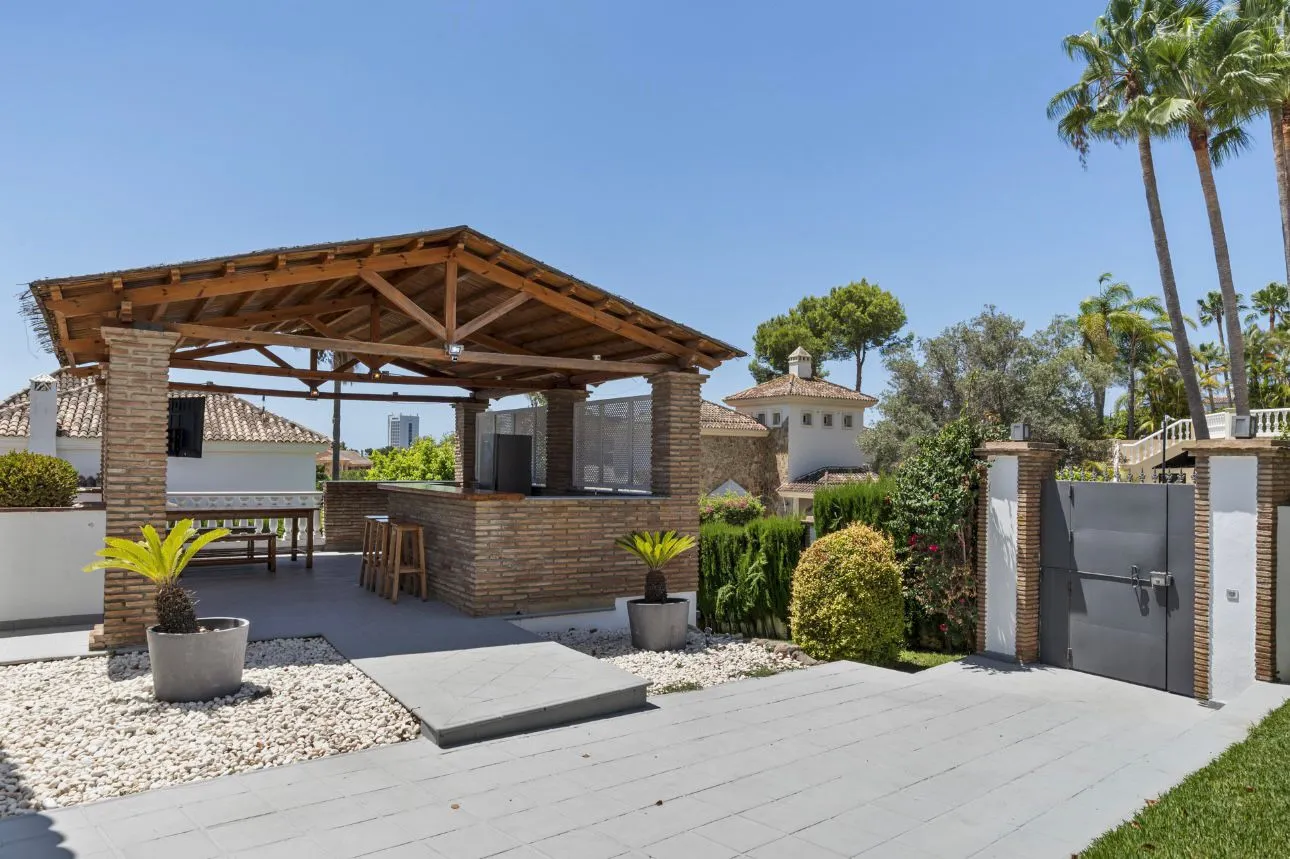 Villa en venta en Elviria