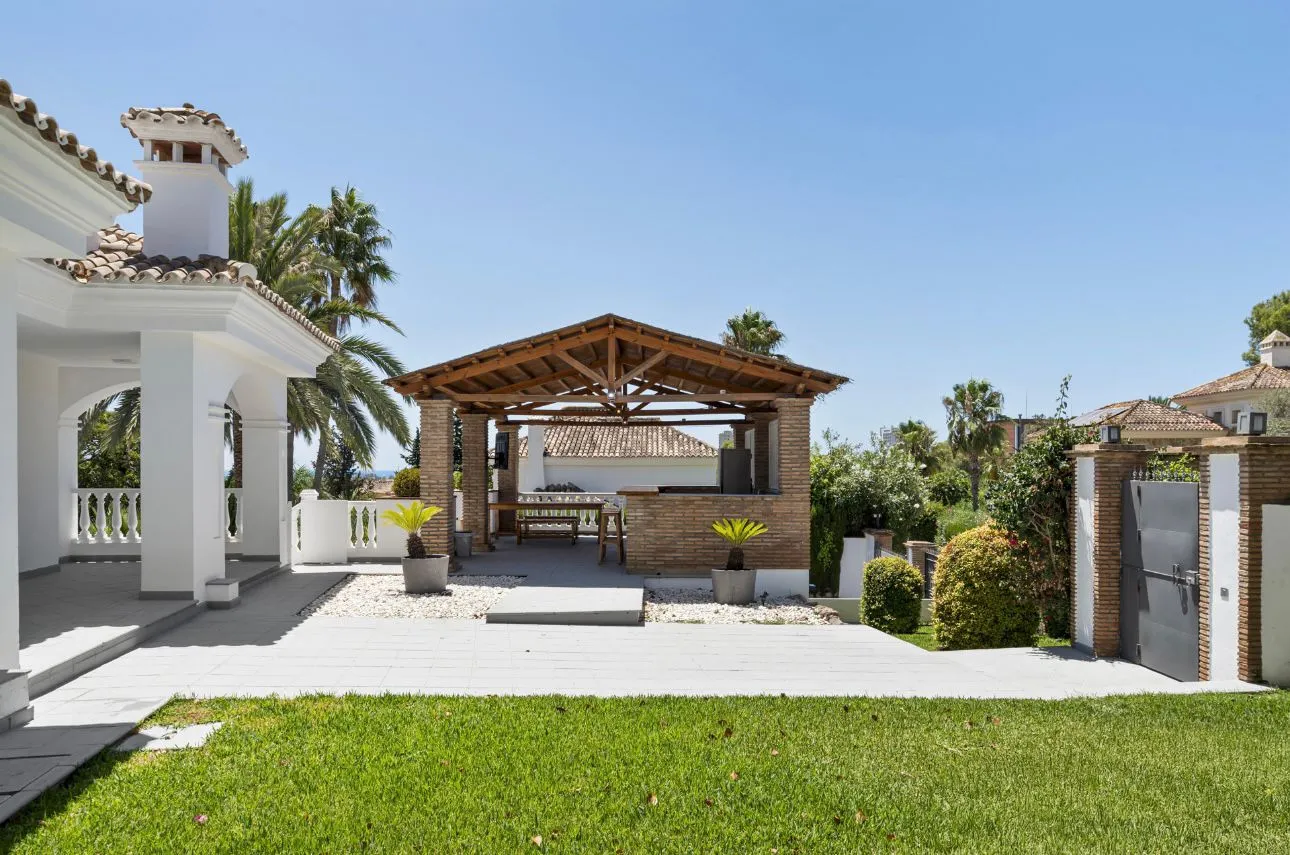 Villa en venta en Elviria