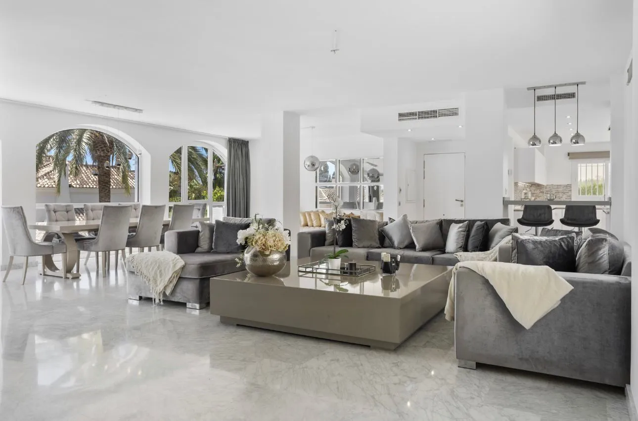 Villa en venta en Elviria