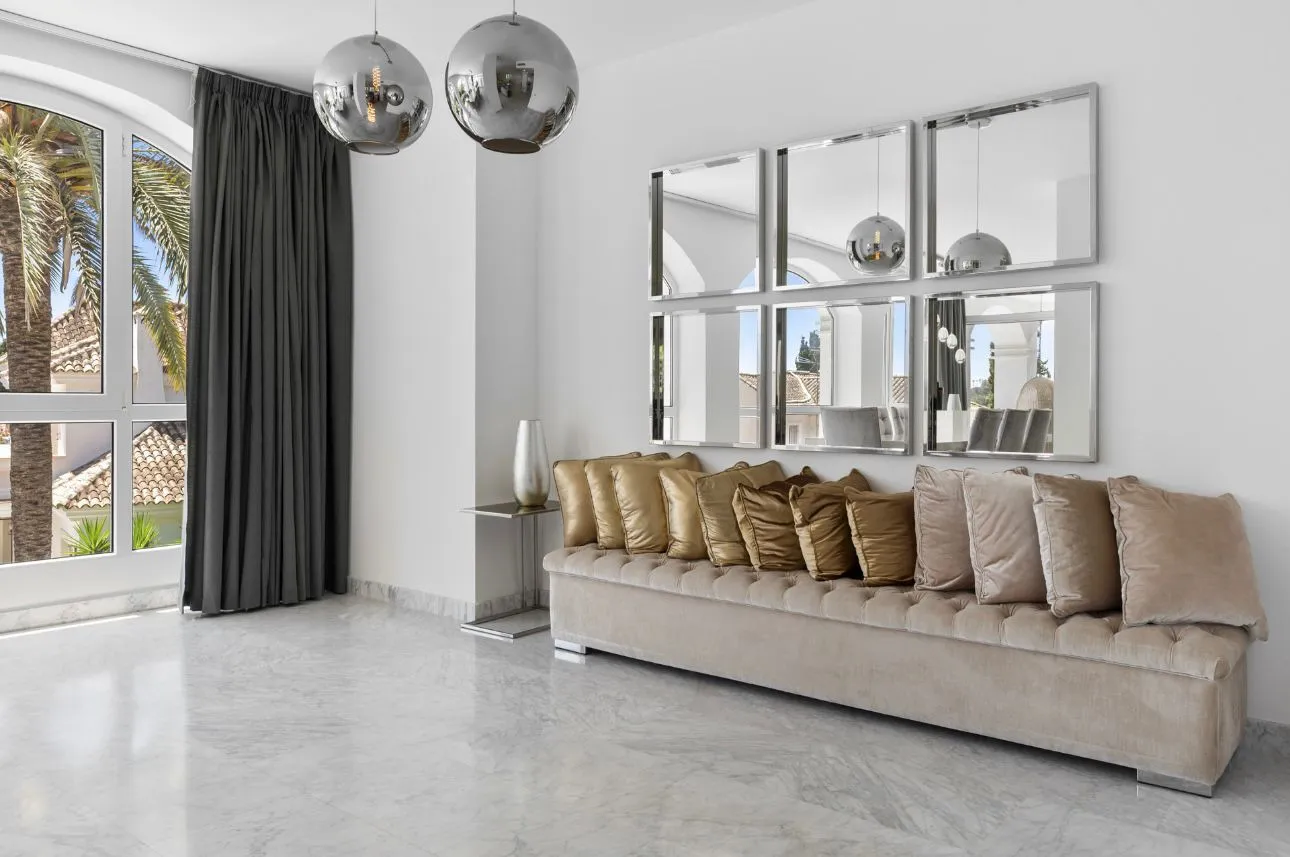 Villa en venta en Elviria