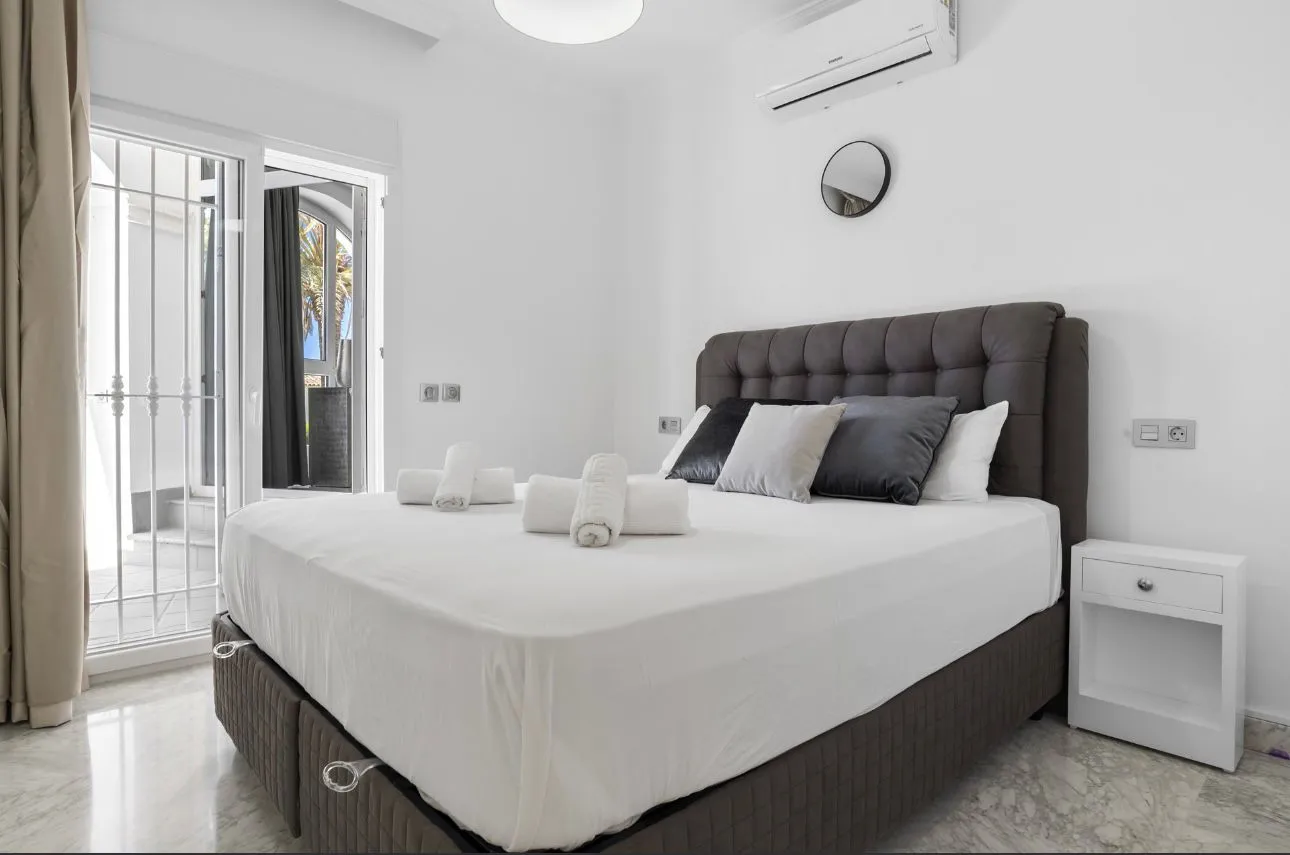 Villa en venta en Elviria