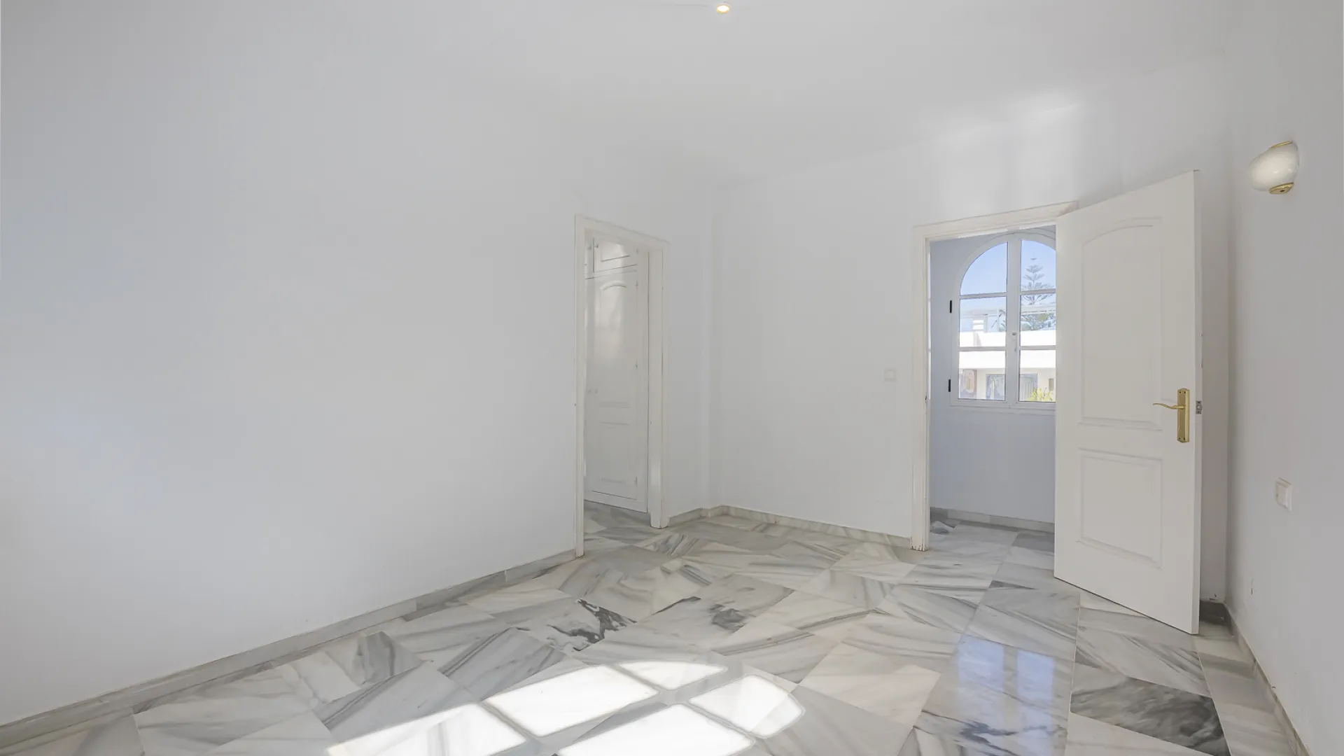 Villa en venta de 4 dormitorios en Nueva Andalucia