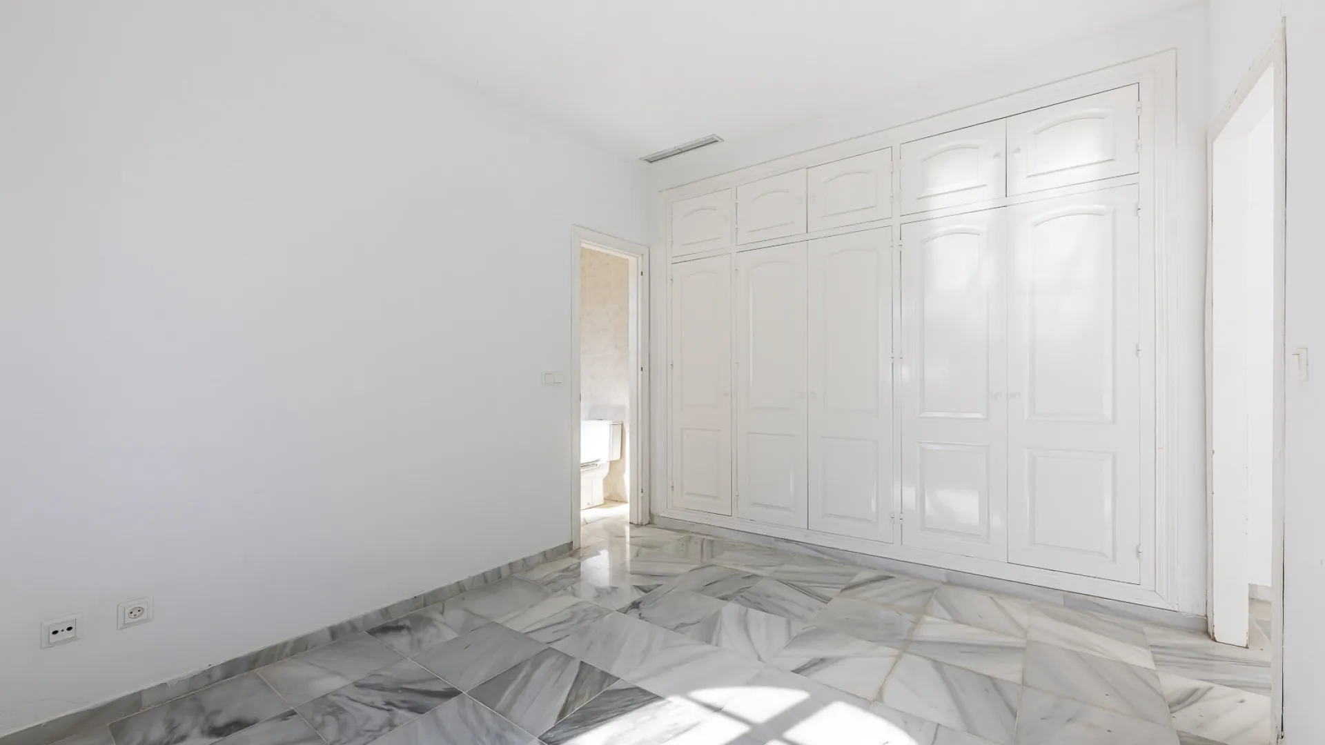 Villa en venta de 4 dormitorios en Nueva Andalucia