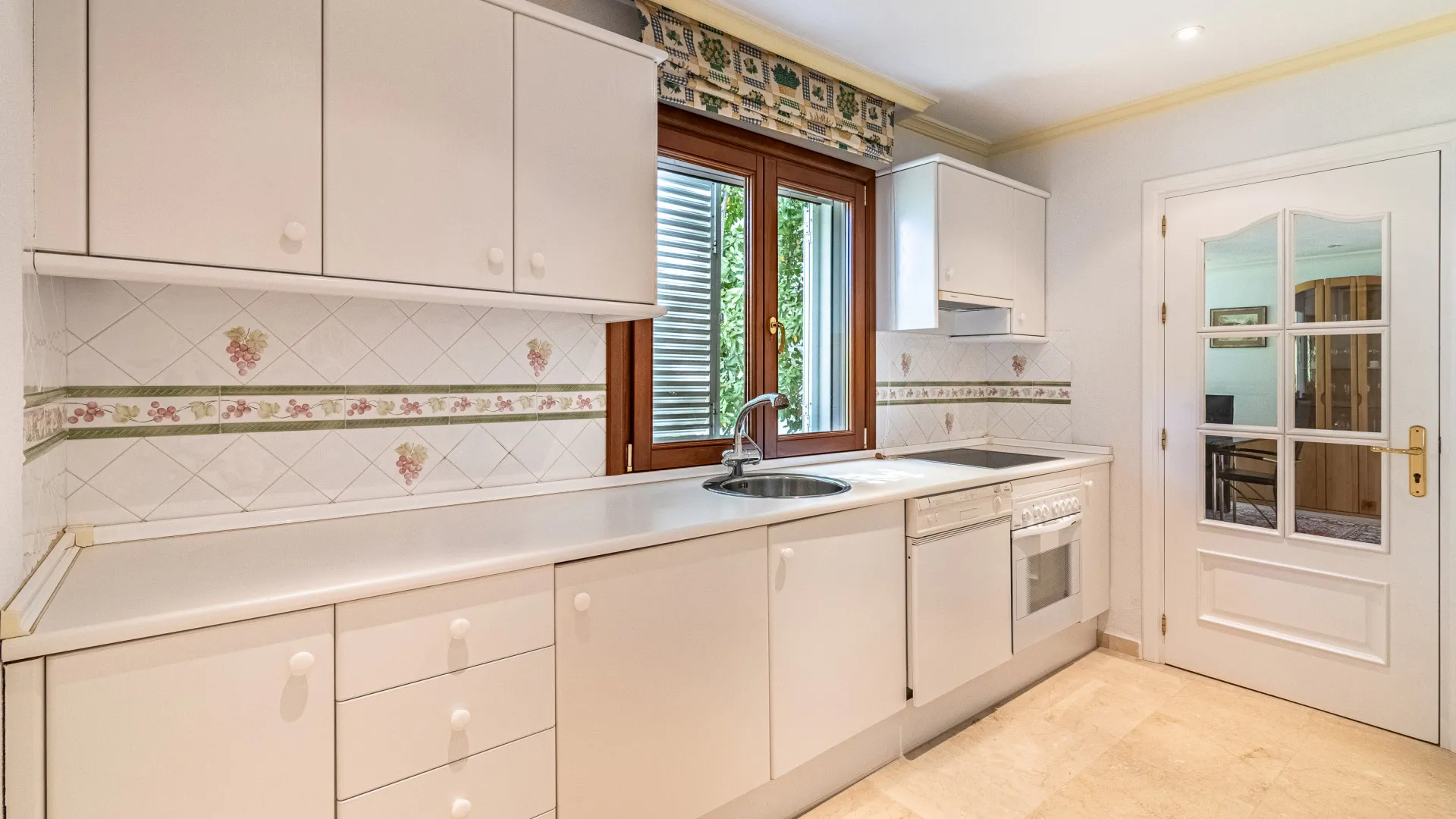 Se vende villa de 5 dormitorios en Guadalmansa Playa