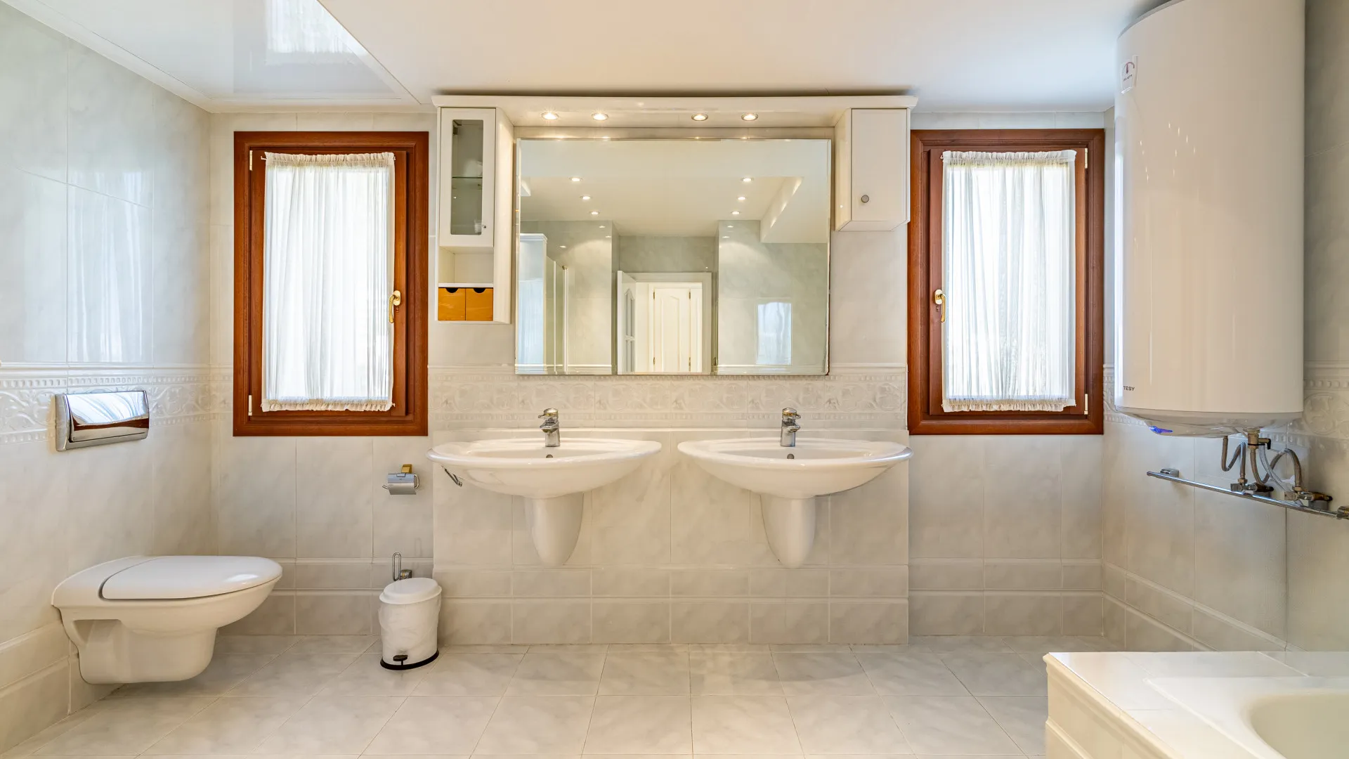 Se vende villa de 5 dormitorios en Guadalmansa Playa