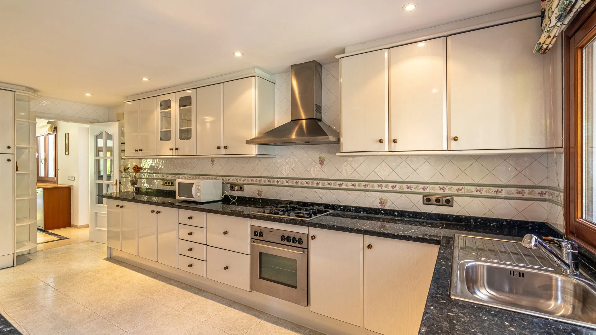 Se vende villa de 5 dormitorios en Guadalmansa Playa