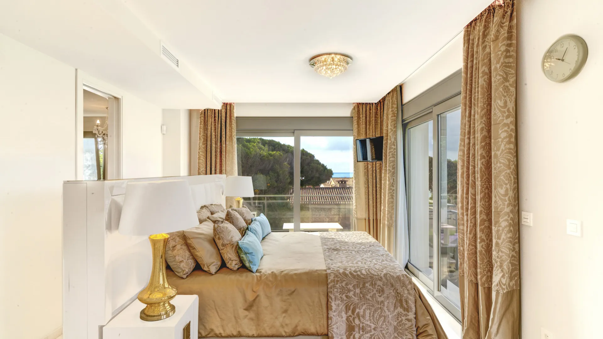 Villa for sale in Costabella with 5 bedrooms