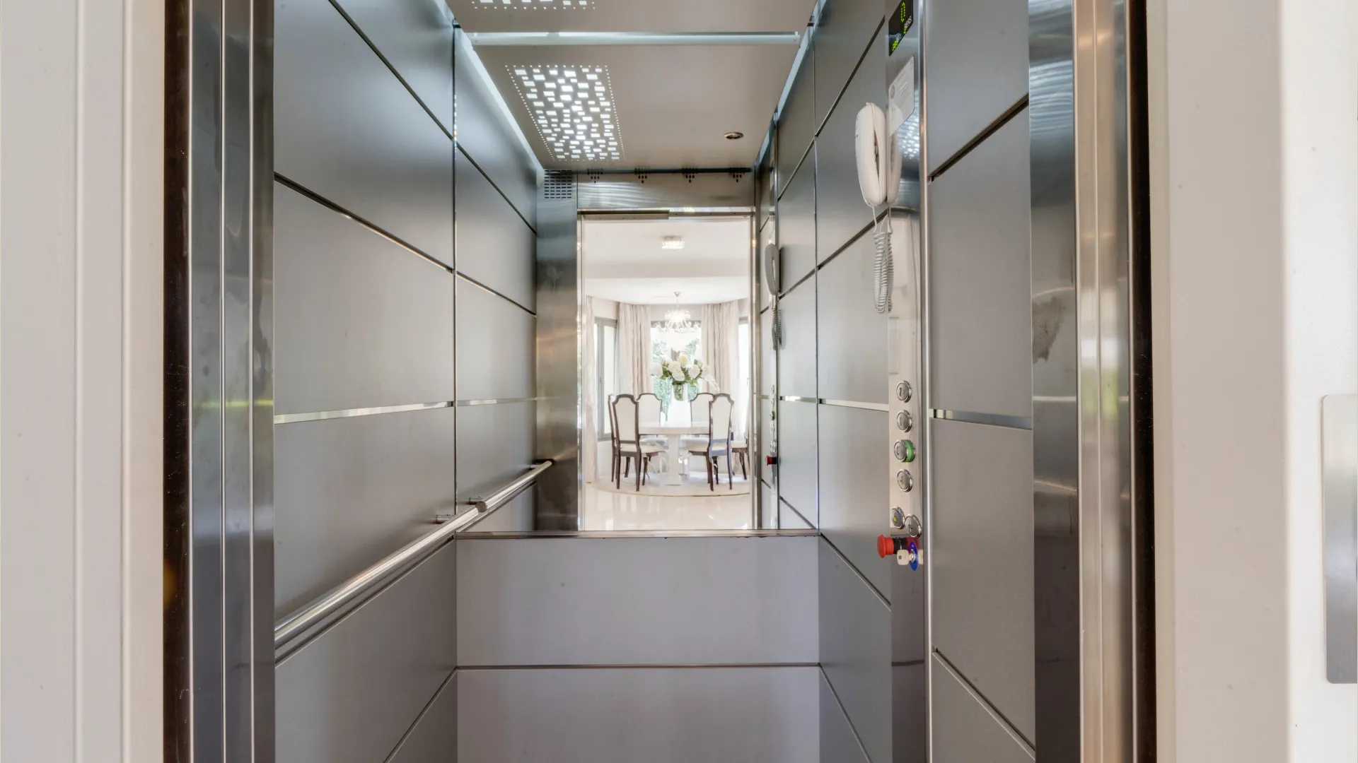 Villa for sale in Costabella with 5 bedrooms