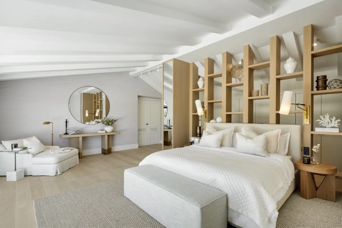 Buy 7 bedrooms villa in Las Brisas