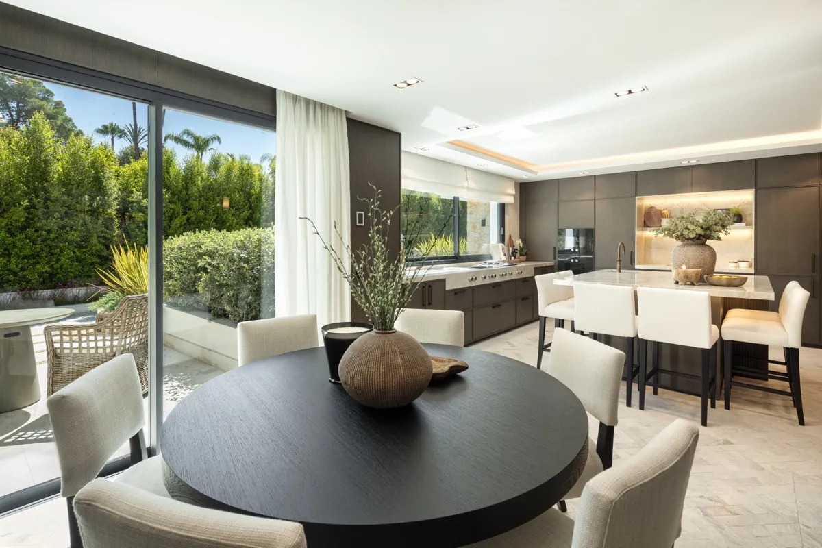 Buy 7 bedrooms villa in Las Brisas