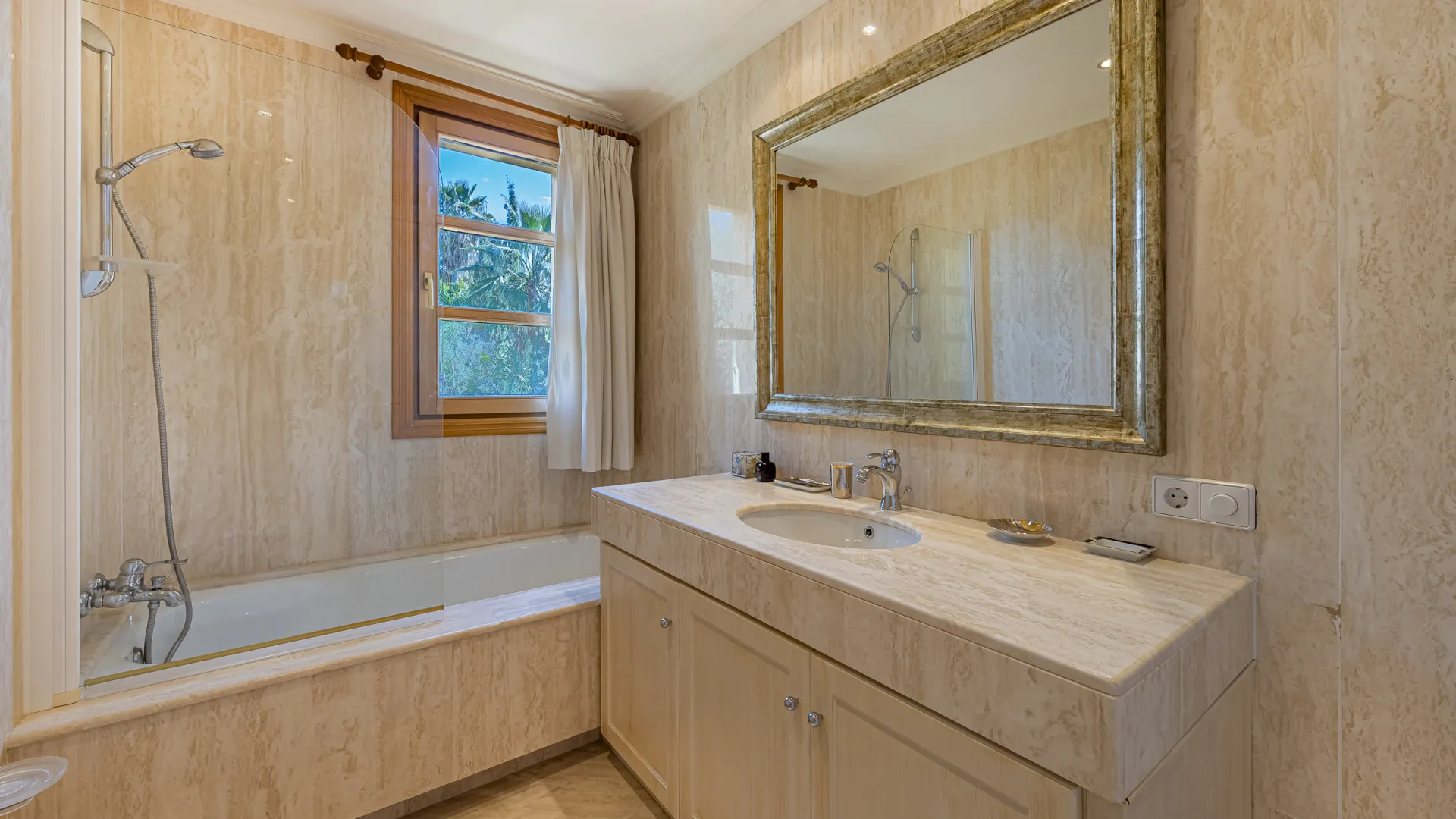 Las Brisas, villa en venta con 5 dormitorios