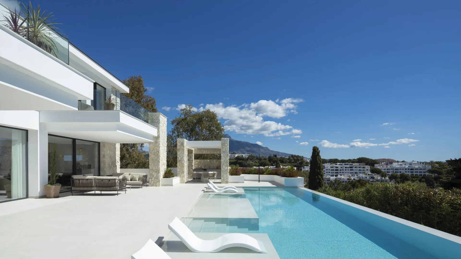 For sale La Quinta villa with 5 bedrooms