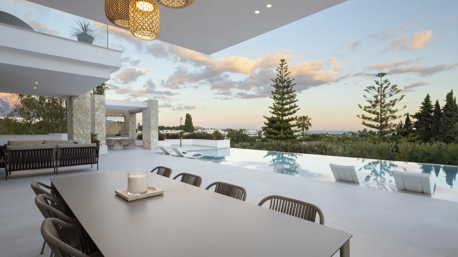 For sale La Quinta villa with 5 bedrooms