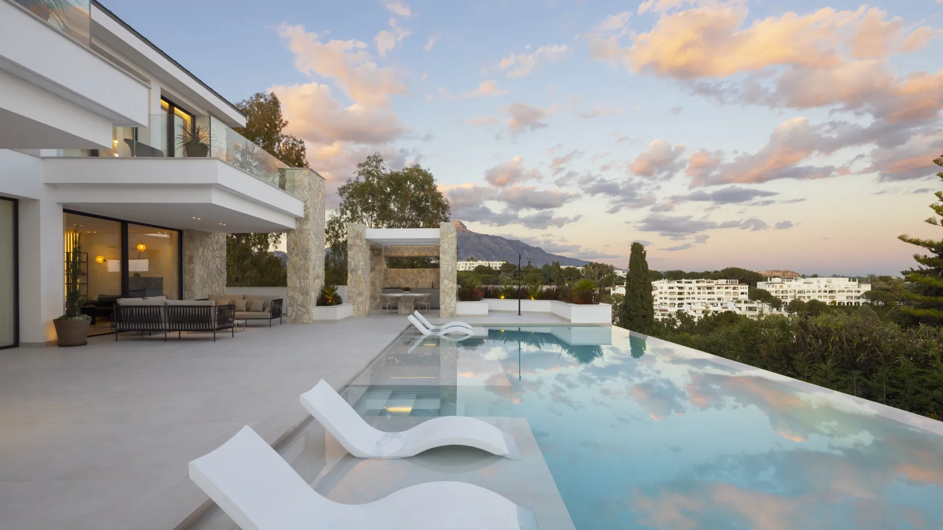 For sale La Quinta villa with 5 bedrooms