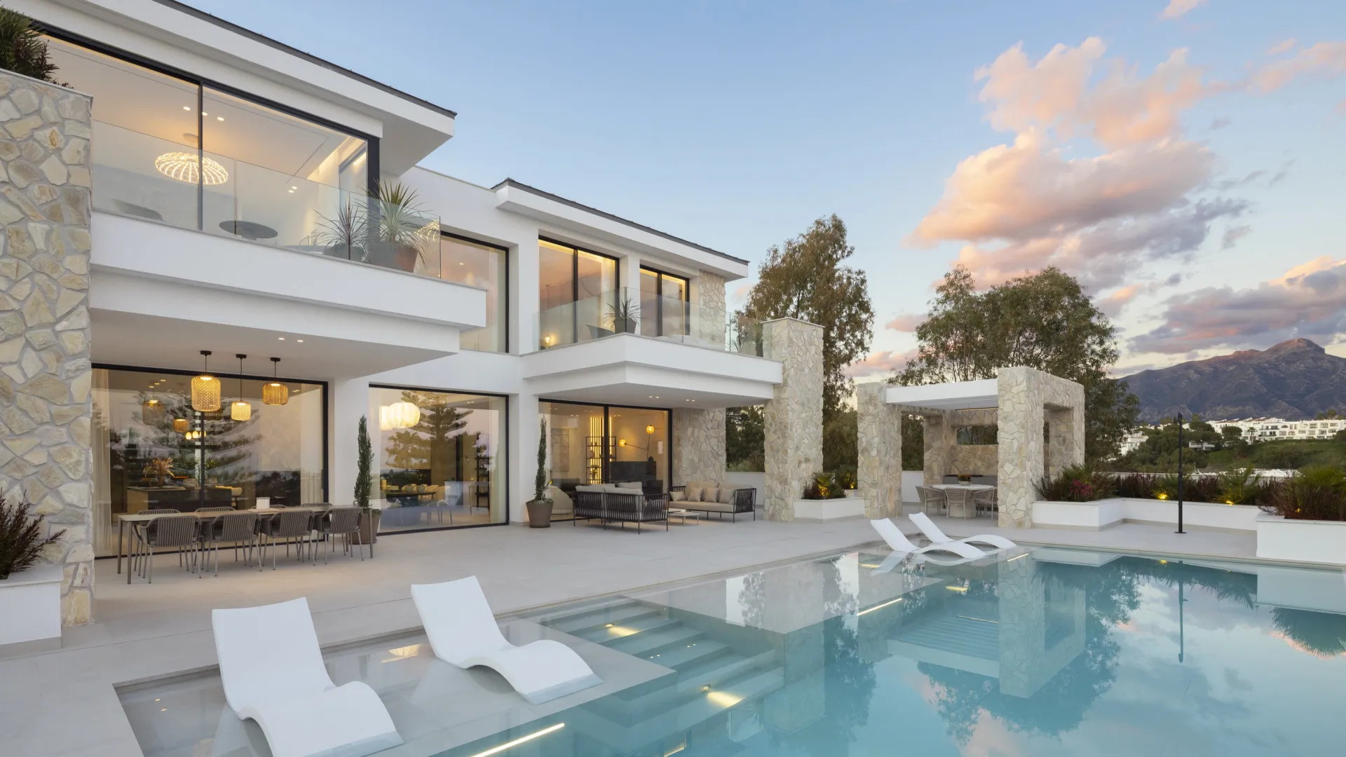 For sale La Quinta villa with 5 bedrooms