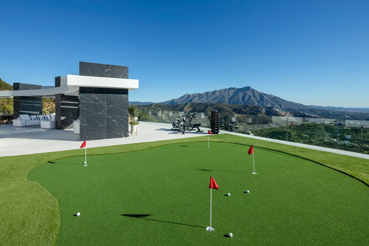 Buy villa in La Zagaleta