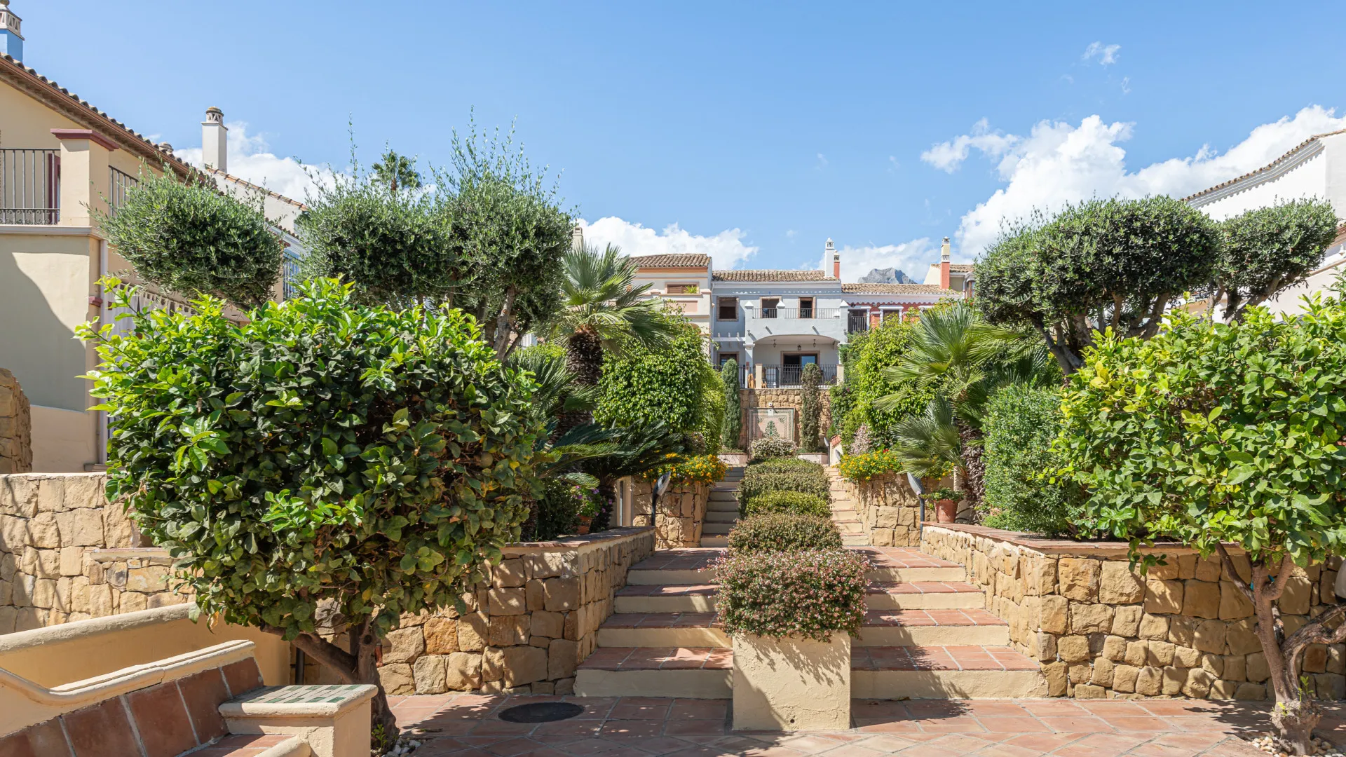 For sale Marbelah Pueblo town house with 4 bedrooms