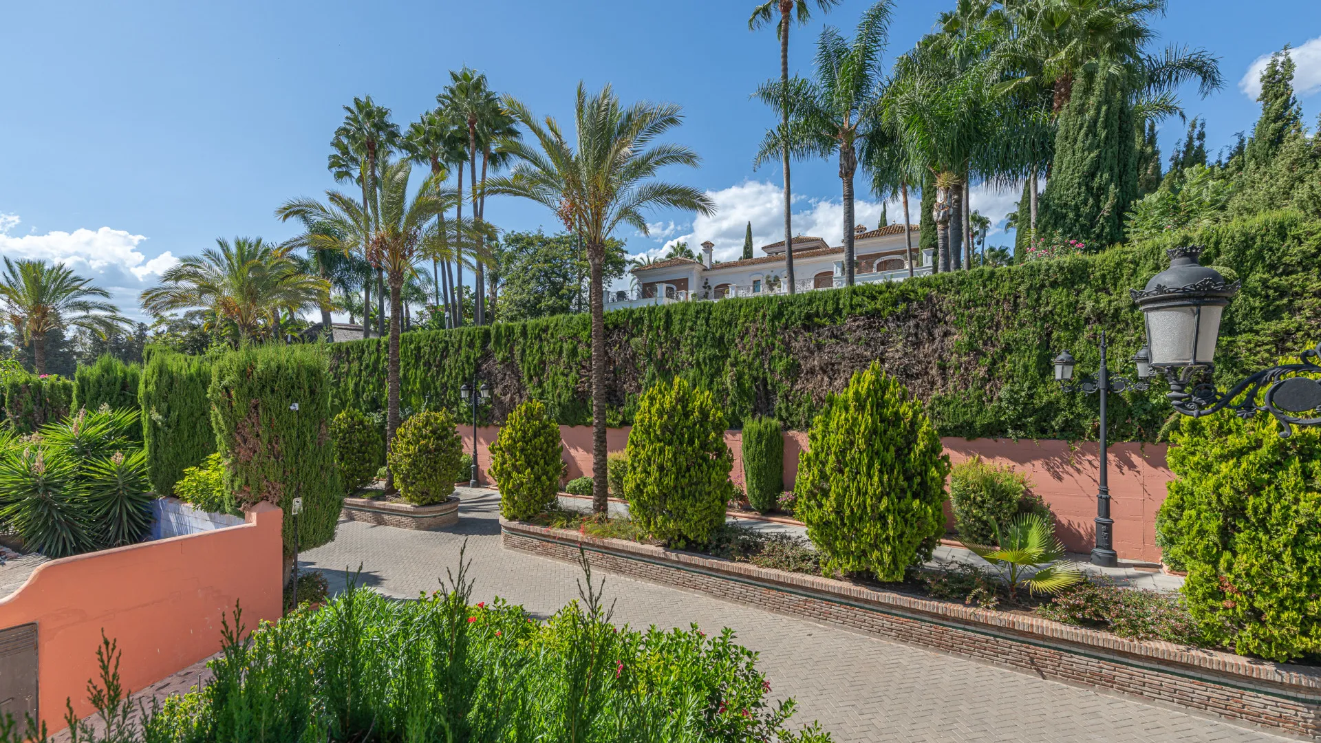 For sale Marbelah Pueblo town house with 4 bedrooms