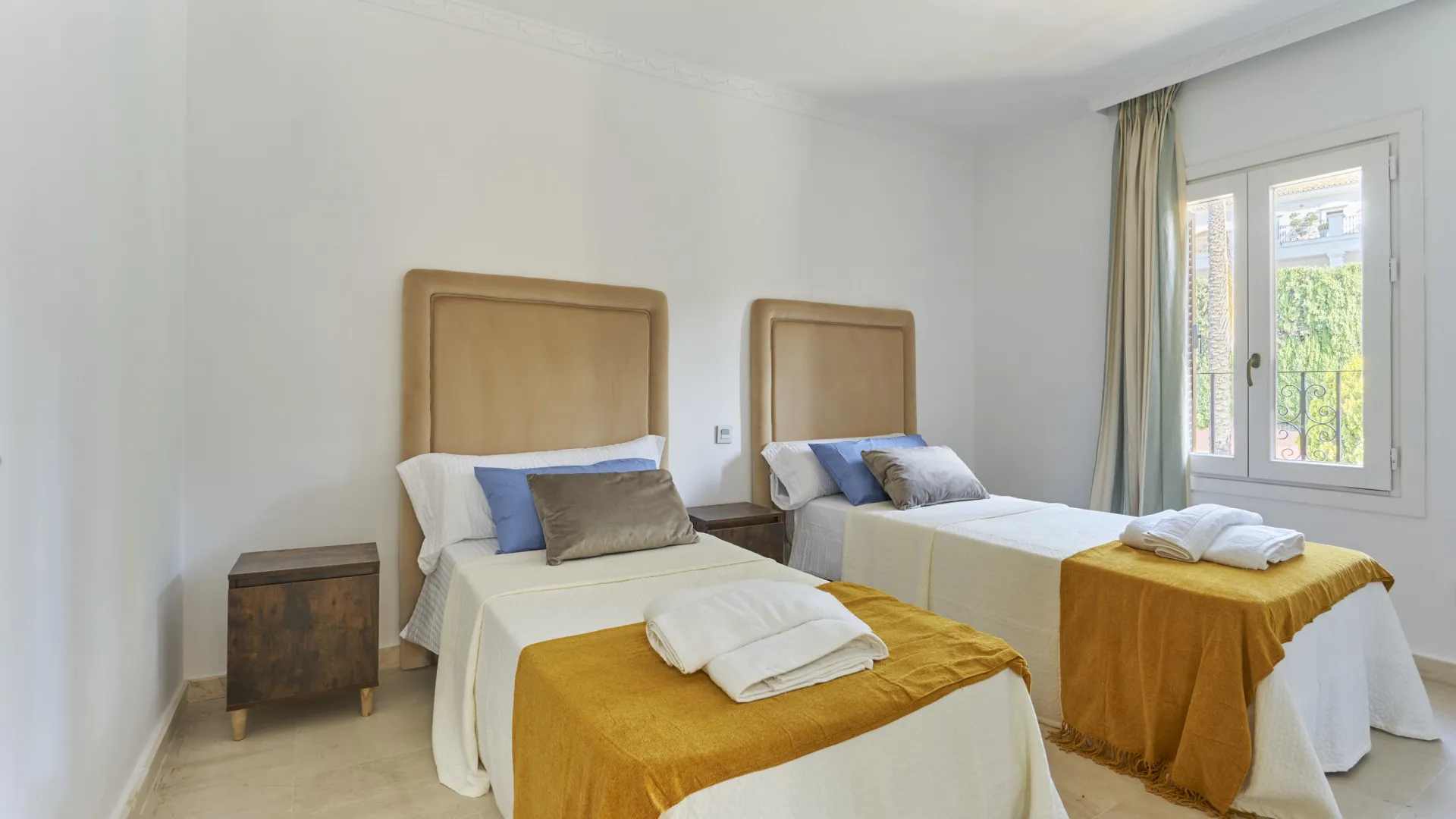 For sale Marbelah Pueblo town house with 4 bedrooms