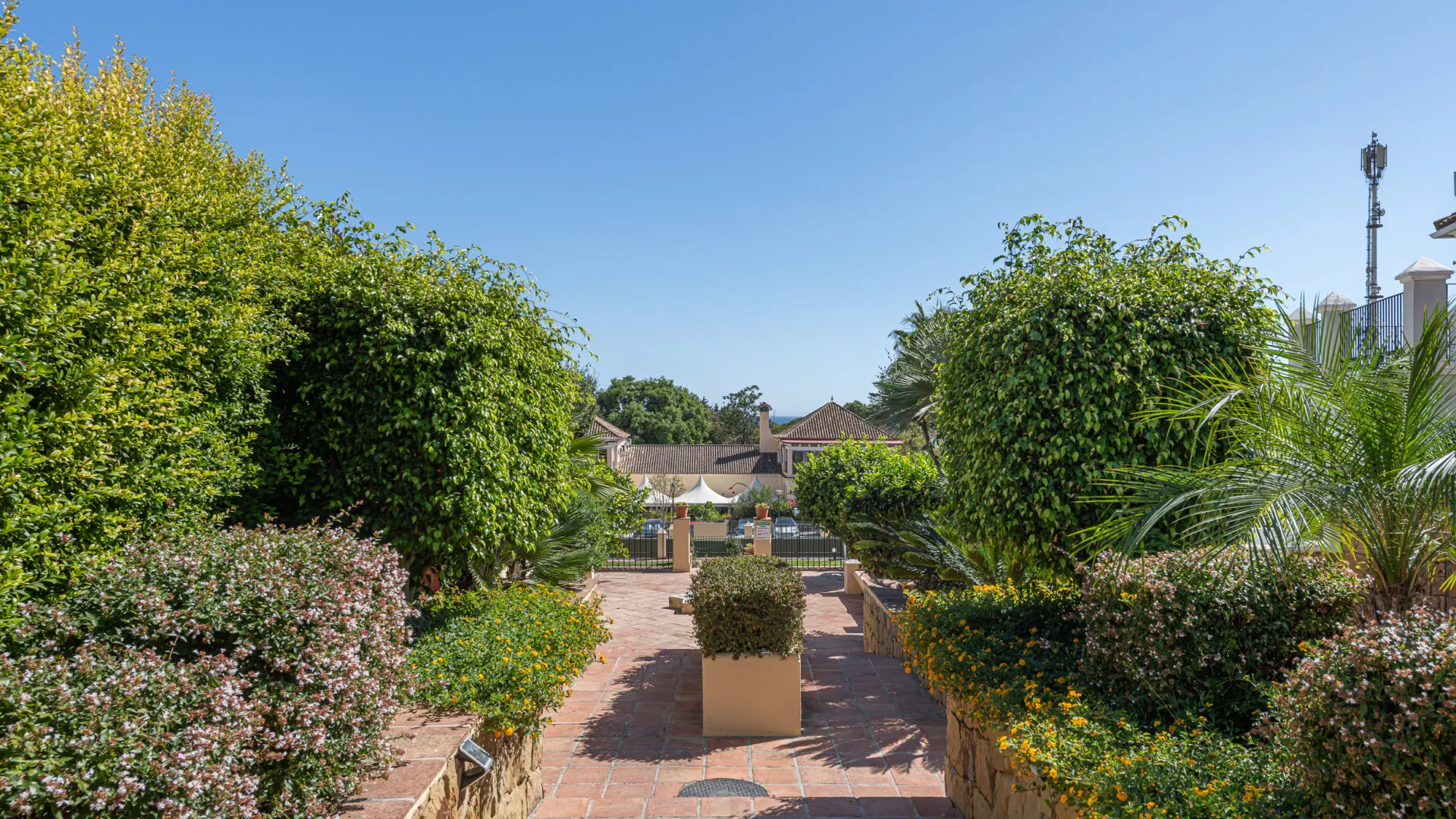 For sale Marbelah Pueblo town house with 4 bedrooms