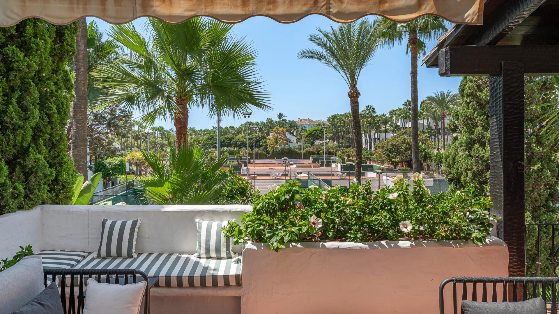 Buy Marina Puente Romano apartment