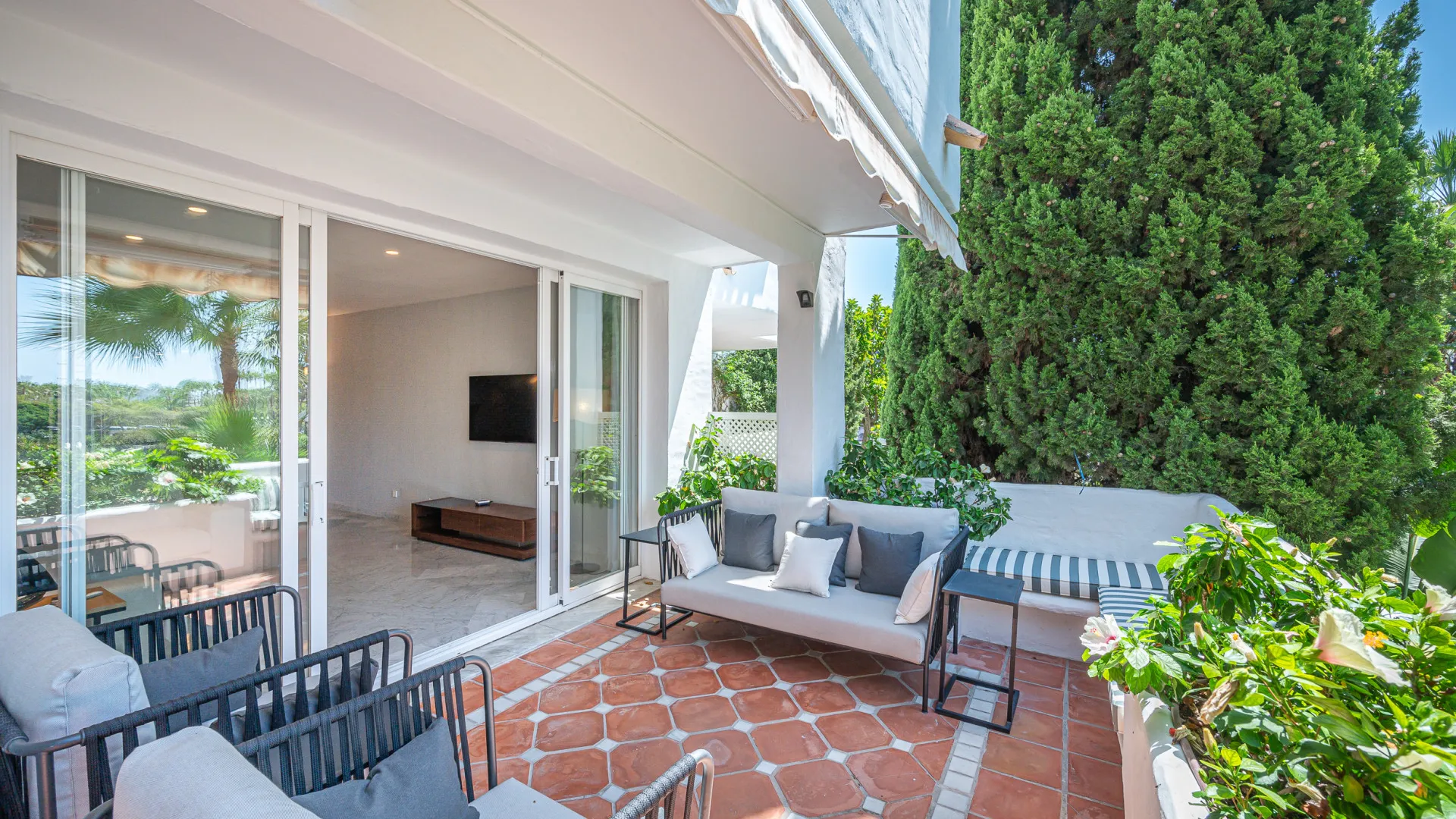 Buy Marina Puente Romano apartment