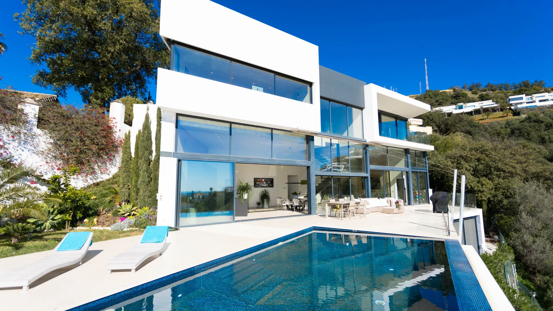 Buy Los Altos de los Monteros villa with 4 bedrooms