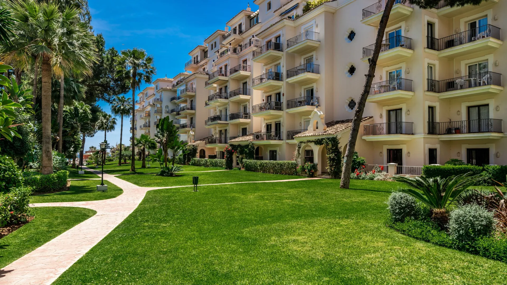 Duplex penthouse in Andalucia del Mar for sale