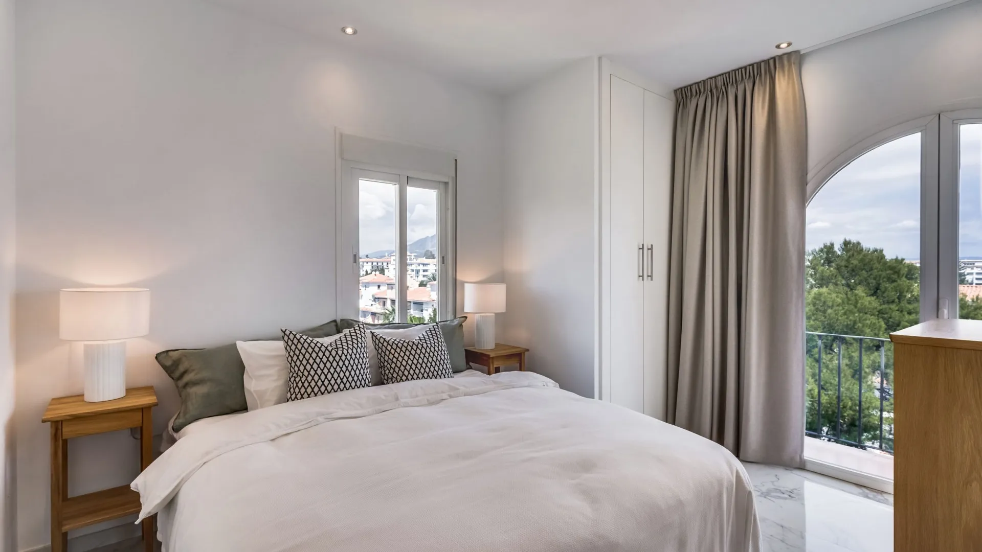 Duplex penthouse in Andalucia del Mar for sale