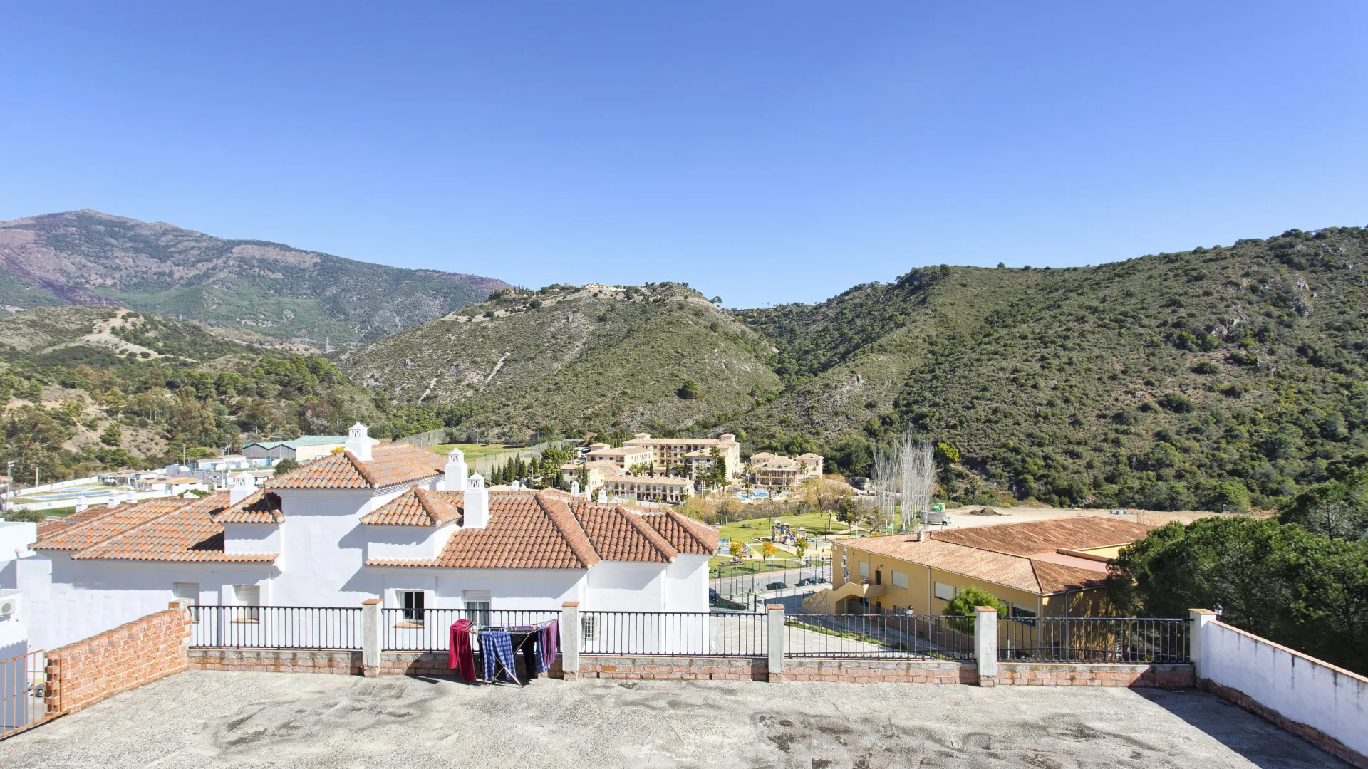 3 bedrooms town house for sale in Benahavis Centro