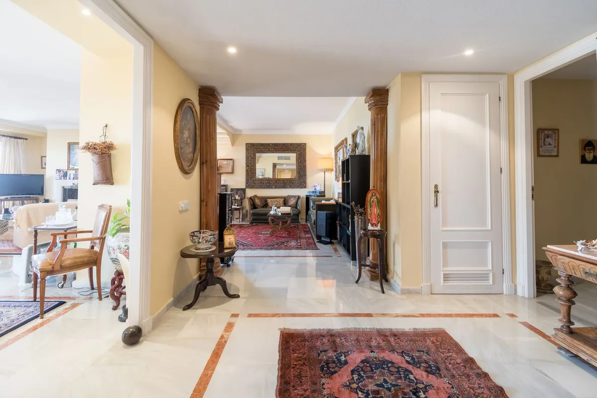 Apartamento de 3 dormitorios en venta en Nueva Andalucia