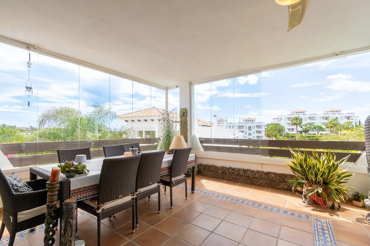 Apartamento en venta con 3 dormitorios en Estepona