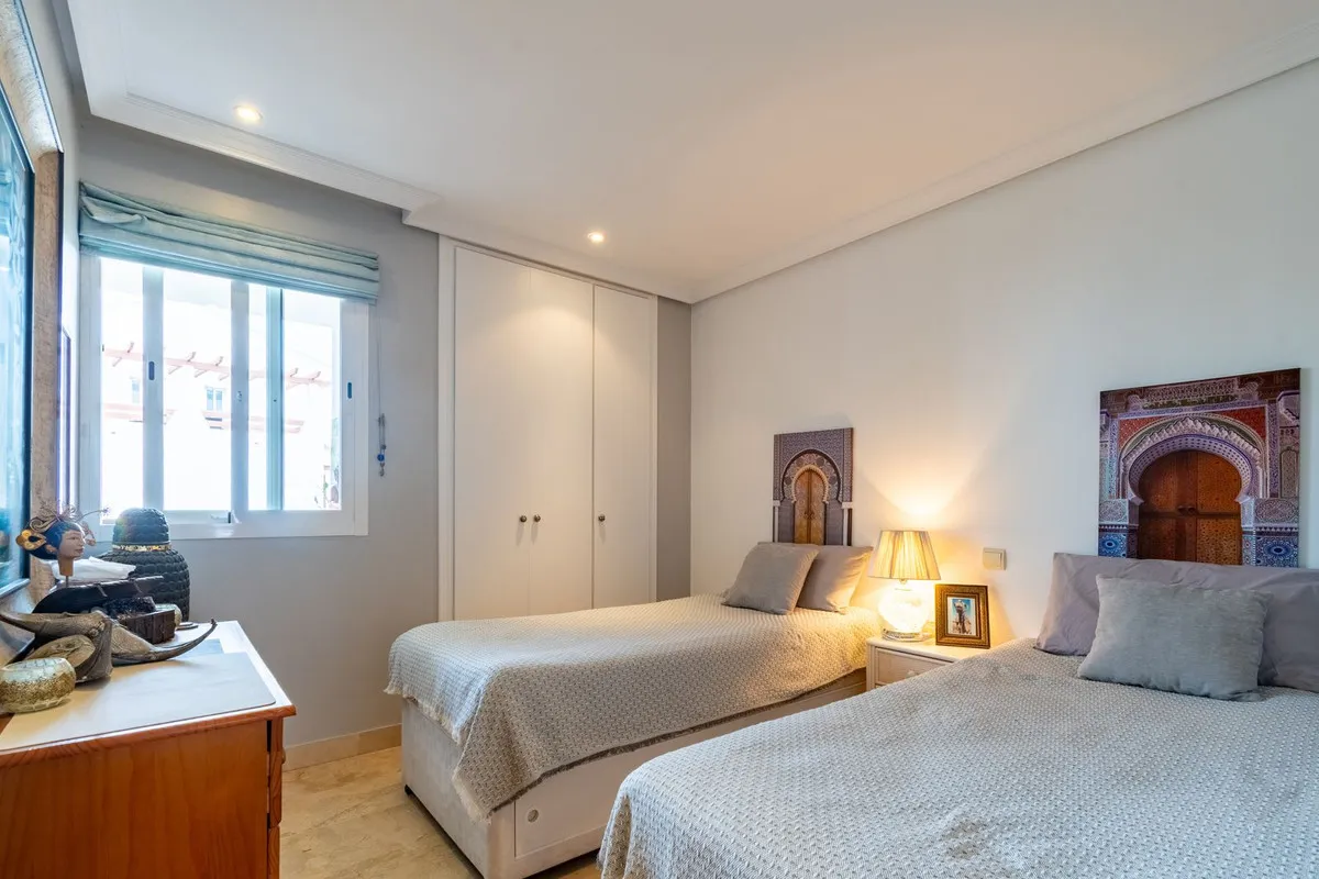 Apartamento en venta con 3 dormitorios en Estepona