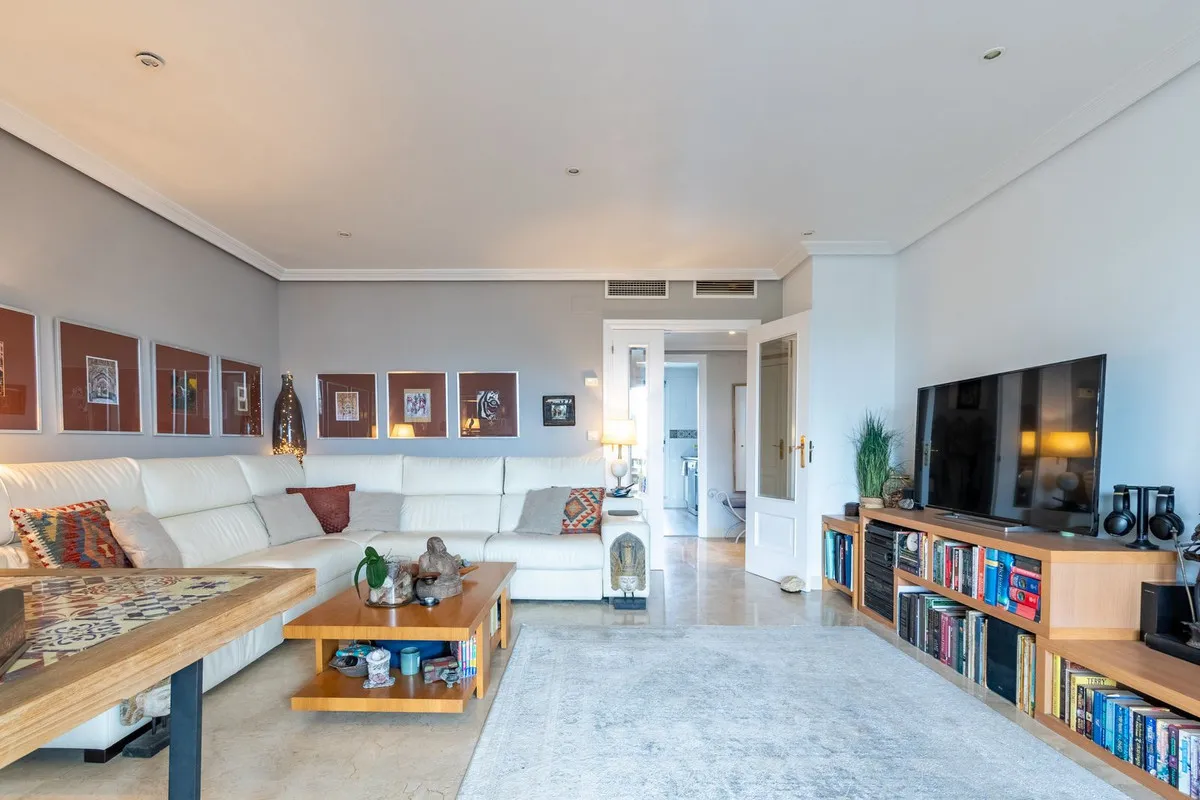 Apartamento en venta con 3 dormitorios en Estepona