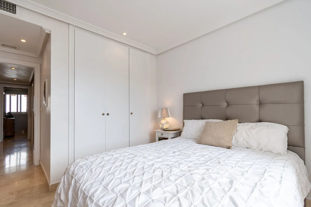 Apartamento en venta con 3 dormitorios en Estepona