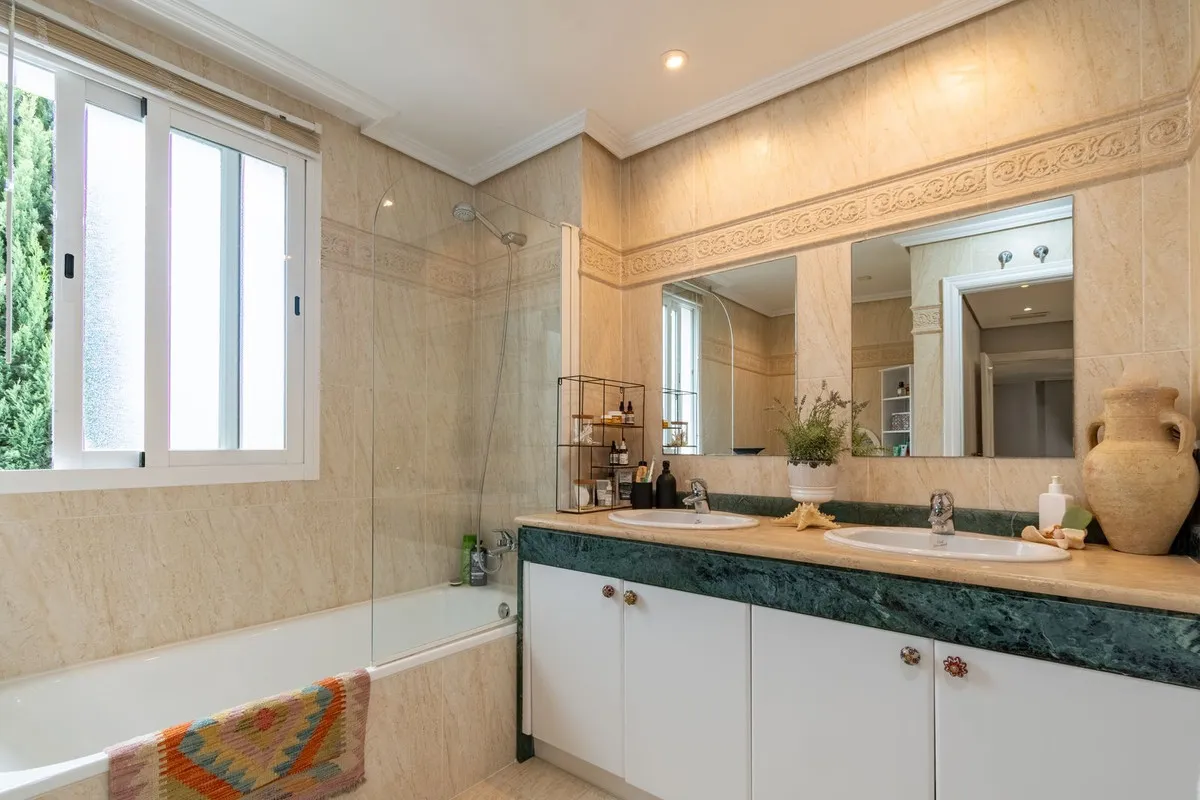 Apartamento en venta con 3 dormitorios en Estepona