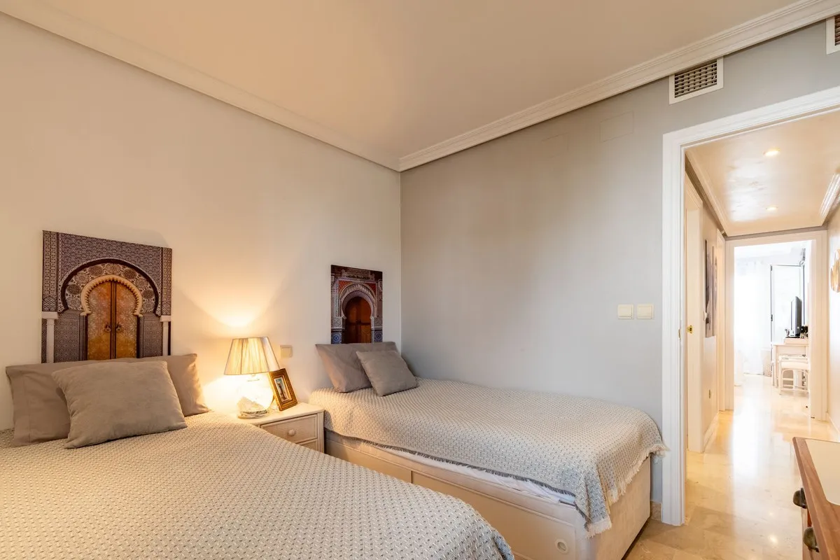 Apartamento en venta con 3 dormitorios en Estepona