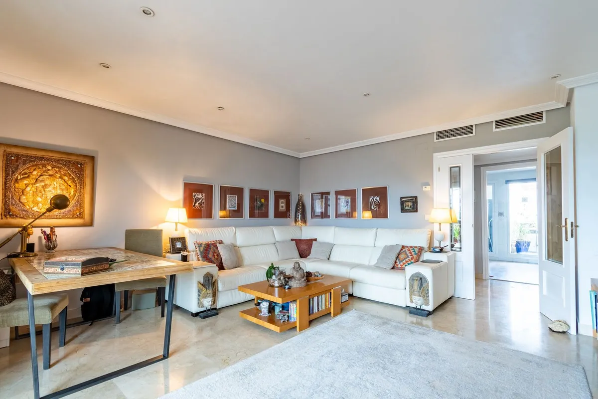Apartamento en venta con 3 dormitorios en Estepona