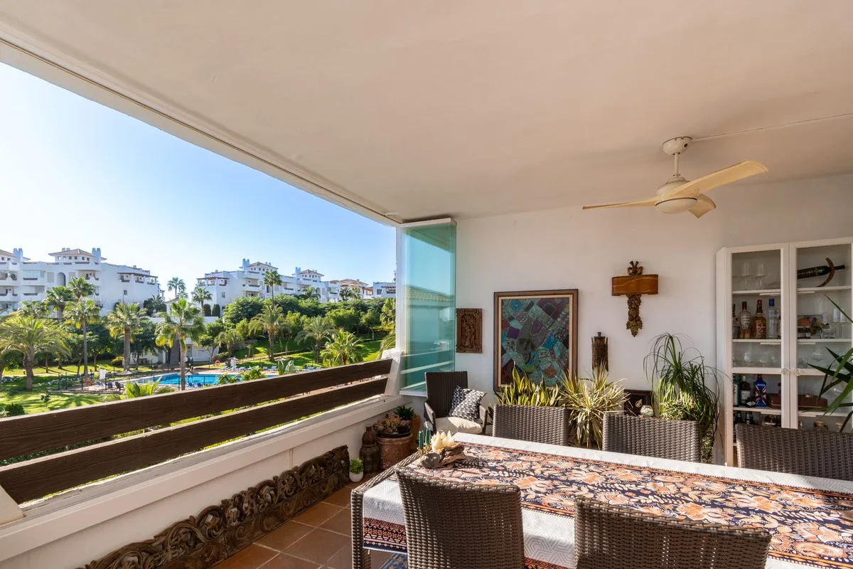 Apartamento en venta con 3 dormitorios en Estepona