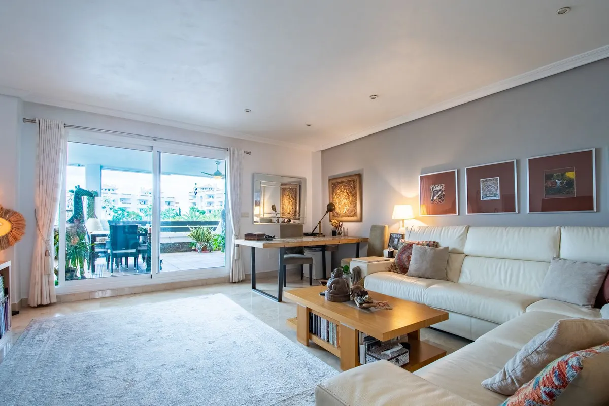 Apartamento en venta con 3 dormitorios en Estepona