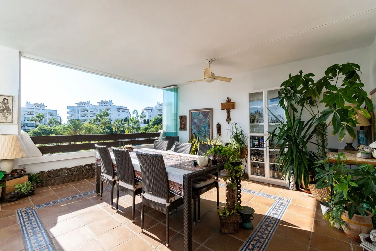 Apartamento en venta con 3 dormitorios en Estepona