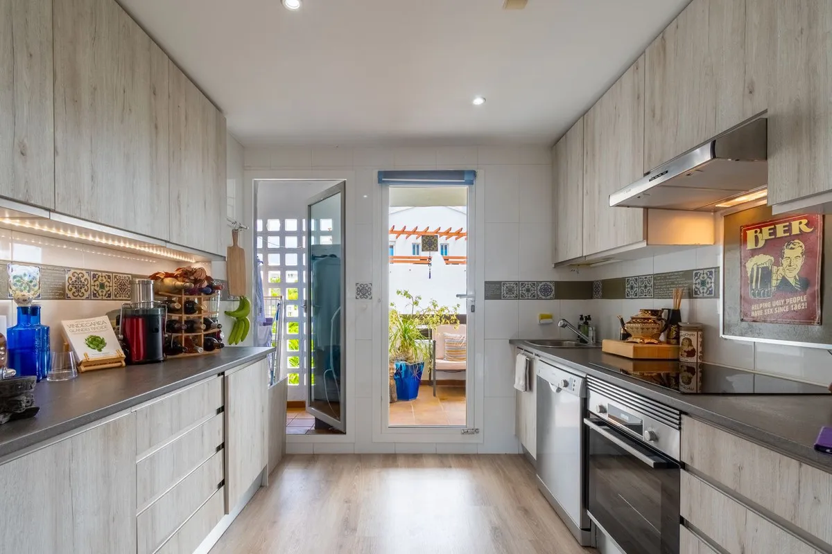 Apartamento en venta con 3 dormitorios en Estepona